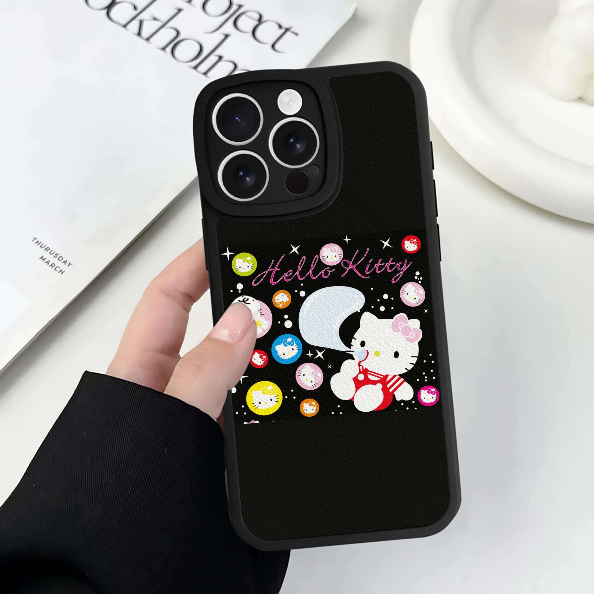 （画像用） Hello Kitty ハローキティ 【iPhone 16シリーズ対応】シリコンスマホケース（レザー調） 材質：シリコン